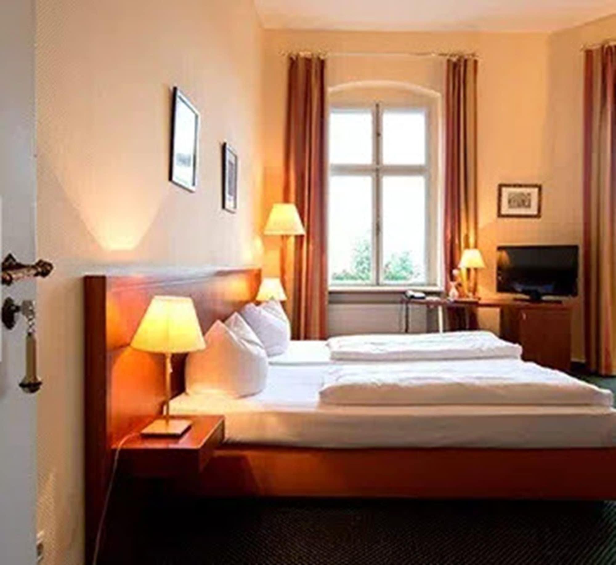 Hotel Am Luisenplatz Потсдам Экстерьер фото