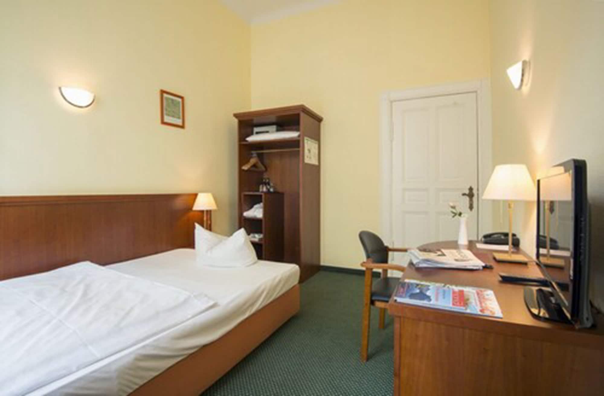 Hotel Am Luisenplatz Потсдам Экстерьер фото