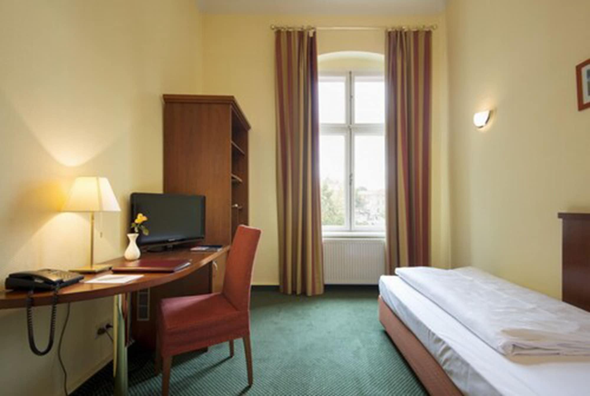 Hotel Am Luisenplatz Потсдам Экстерьер фото