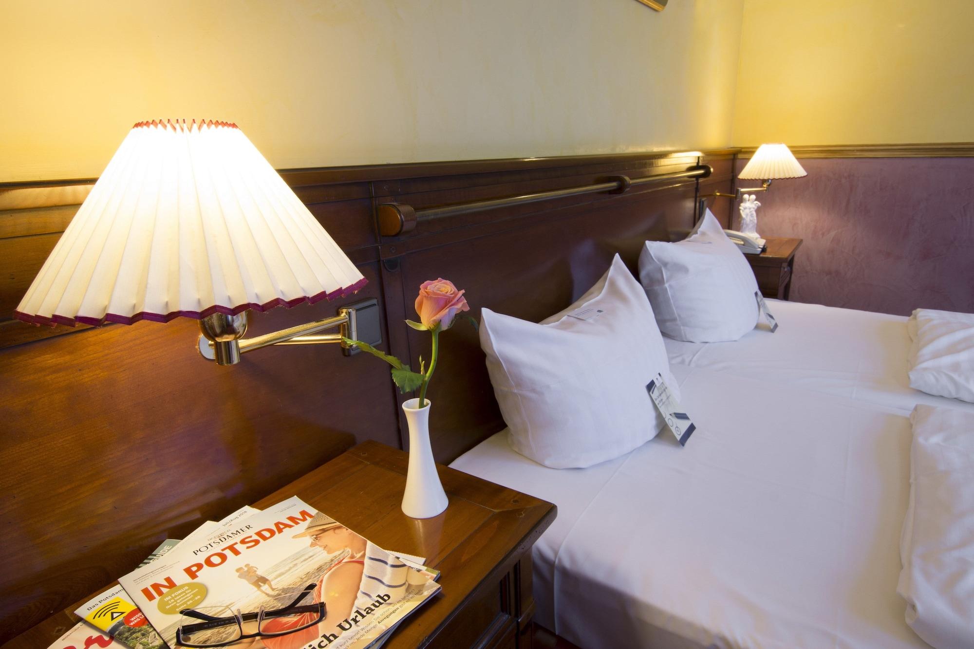 Hotel Am Luisenplatz Потсдам Экстерьер фото