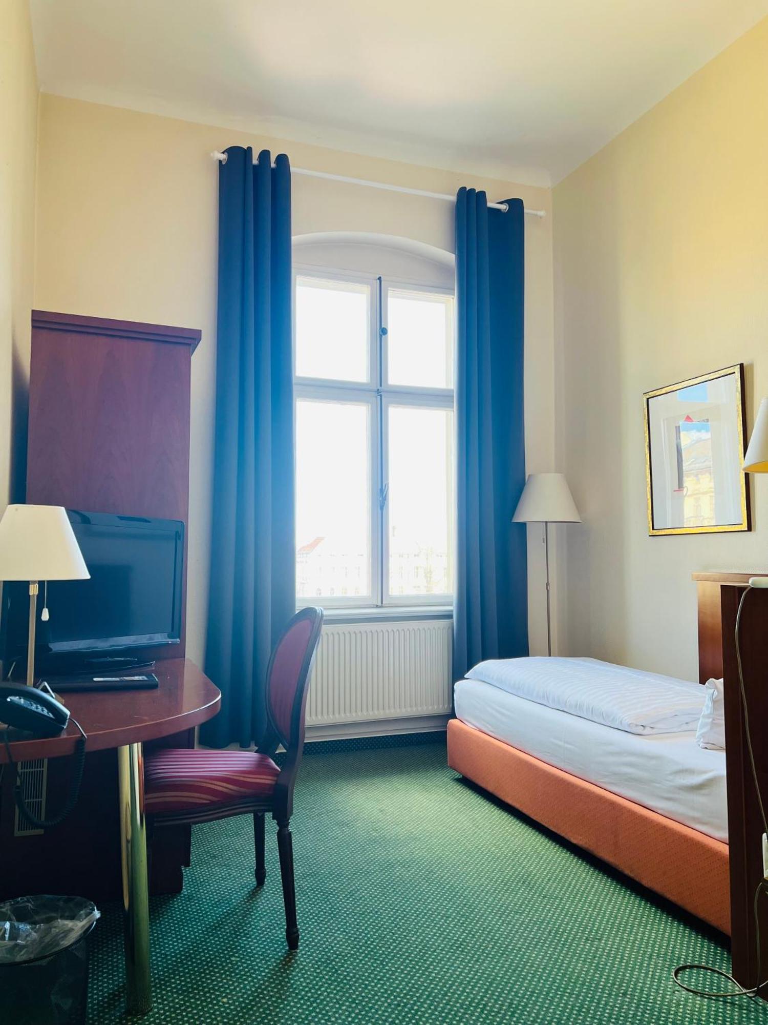 Hotel Am Luisenplatz Потсдам Экстерьер фото