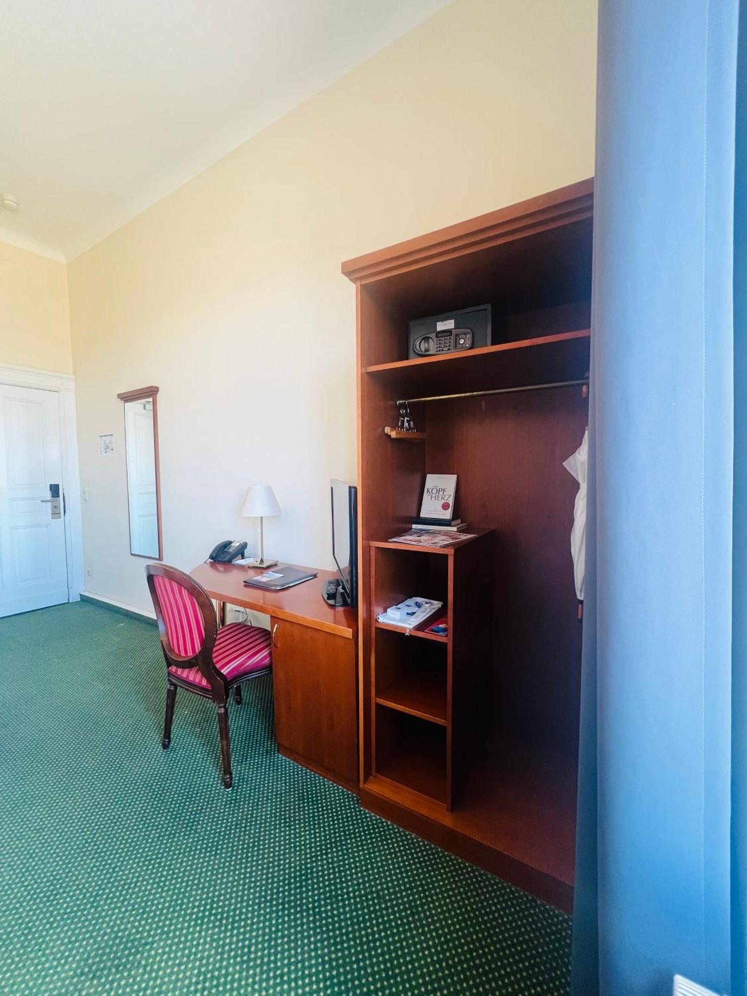Hotel Am Luisenplatz Потсдам Экстерьер фото